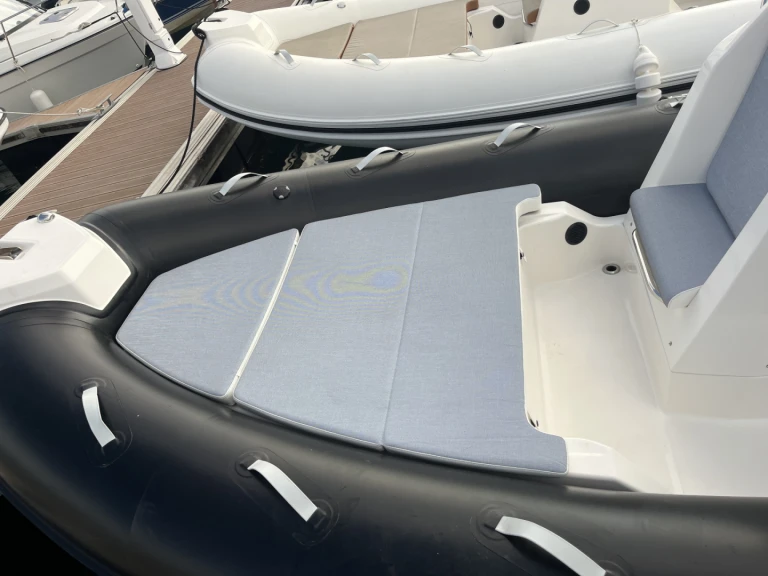 Zodiac Medline 6.8 te huur van particulier of professional in La Trinité-sur-Mer