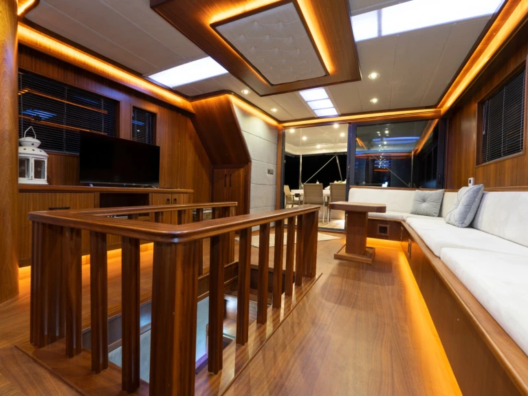 Verhuur Motorboot Custom Made met vaarbewijs