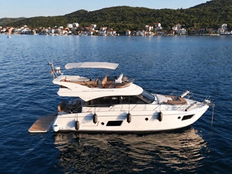 Huur Motorboot met of zonder schipper Bavaria in Tivat