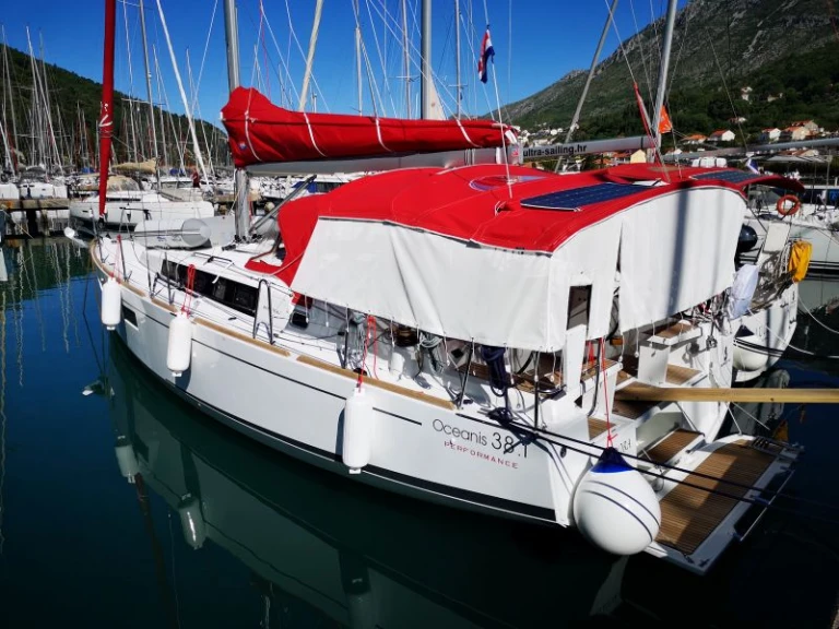 Huur een Bénéteau Oceanis 38.1 in Komolac