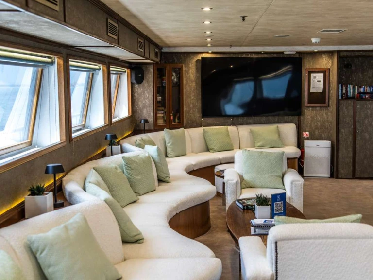 Huur een Custom Harmony G in Piraeus