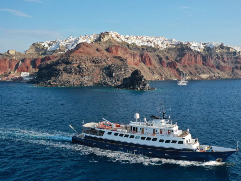 Huur een Custom Callisto in Piraeus