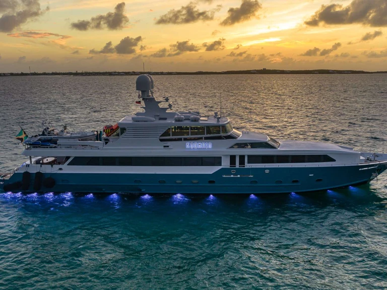Huur een Splendor KASHMIR in Nassau