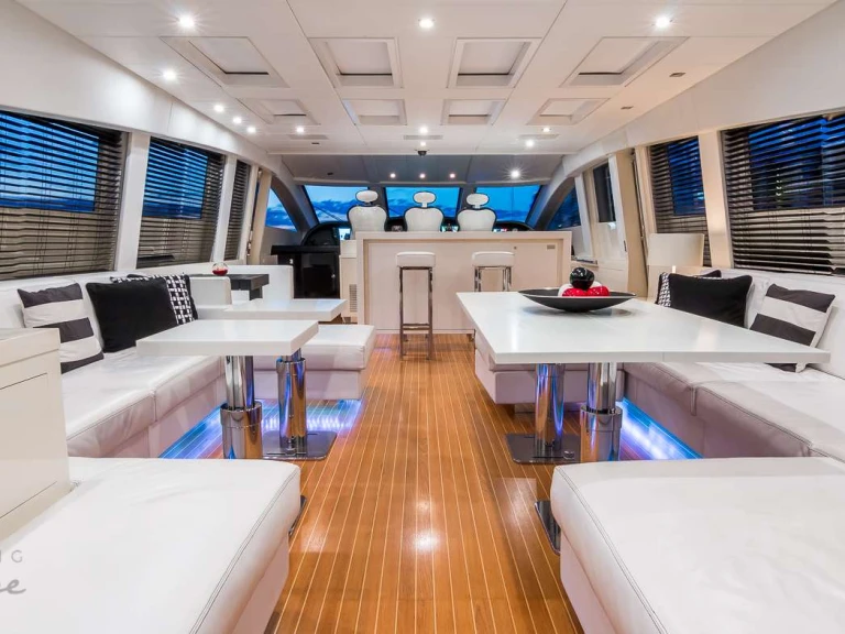 Huur een Cantieri Dell'Arno Venture in Miami