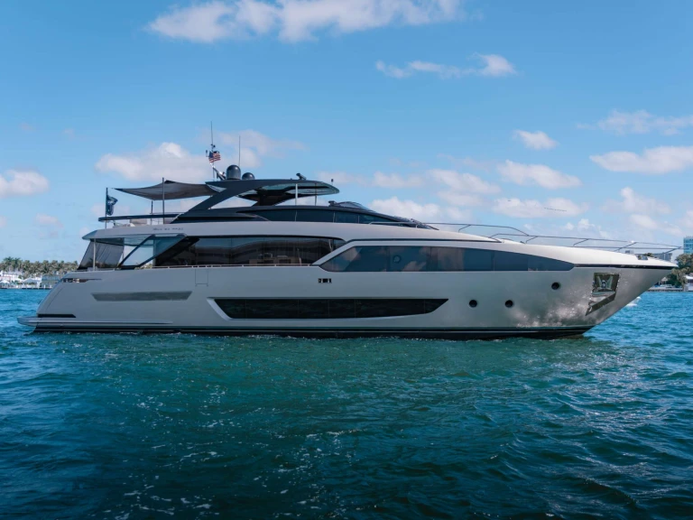 Huur een Riva BEYOND BEYOND in Newport
