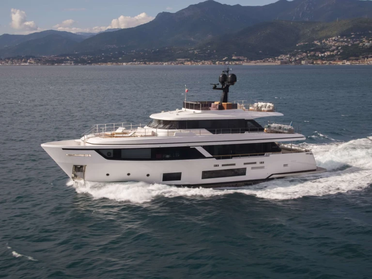 Huur een Custom Line RARE GEM  in Nice