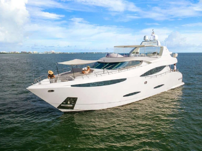 Huur een Custom 90' Custom Build in Bahama's