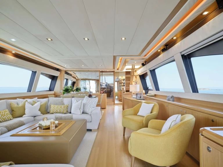 Huur een Ferretti JULIE M in Athene
