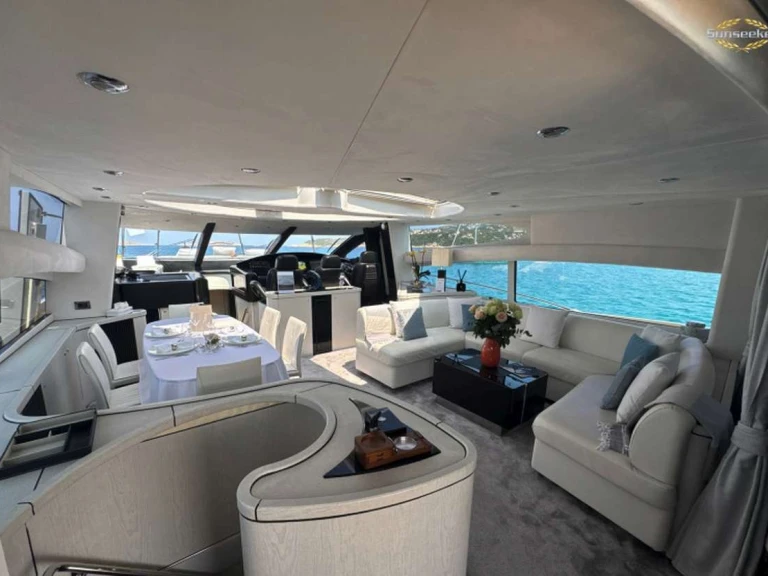 Sunseeker Light Blue te huur van particulier of professional in Poltu Quatu