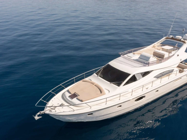 Verhuur Jacht Ferretti met vaarbewijs