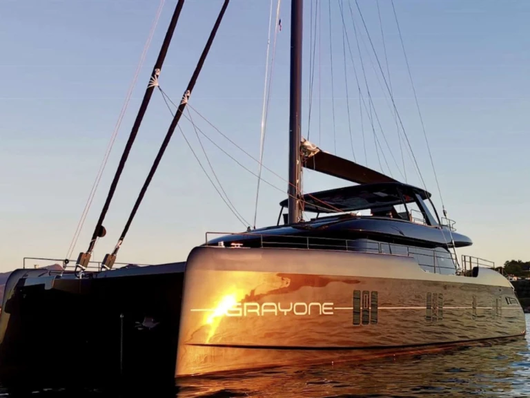 Huur een Sunreef GRAYONE in Athene
