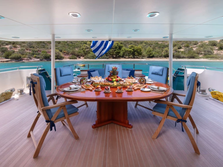 Bootverhuur Heesen MAGIX in Piraeus via SamBoat