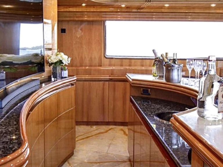 Huur een Custom 103' Custom Build in Miami