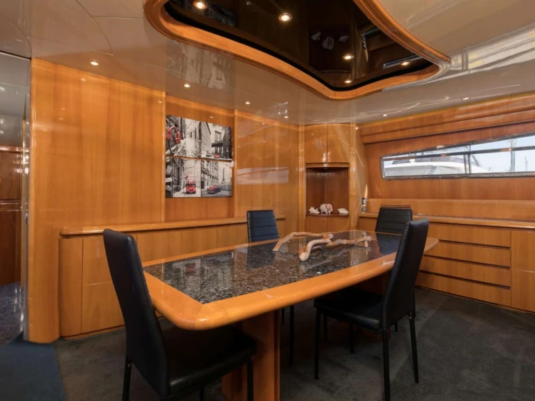 Bootverhuur Miami goedkoop 103' Custom Build
