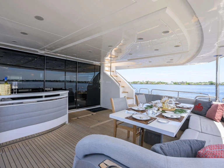 Huur een Princess, UK SPECTRE in Bahama's
