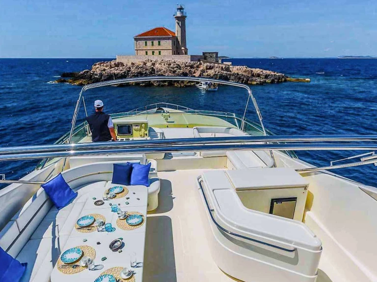Huur een Ferretti MISS KATARIINA in Trogir