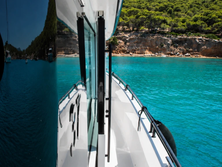 Bootverhuur Axopar Axopar 37 XC Cross Cabin in Lávrio via SamBoat