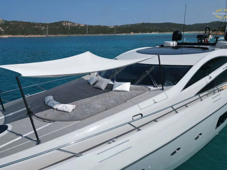 Jachthuur in Poltu Quatu - Sunseeker Light Blue via SamBoat