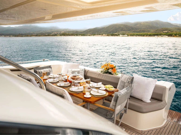Ferretti Sea Sons te huur van particulier of professional in Napels