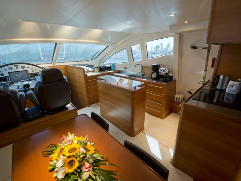 Aicon JULY te huur van particulier of professional in Elefsina