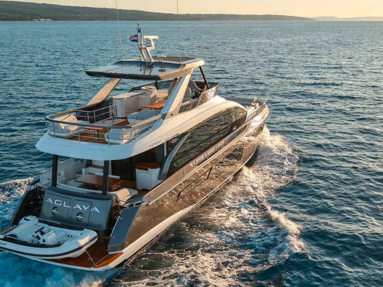 Huur een Azimut AGLAYA in Zadar