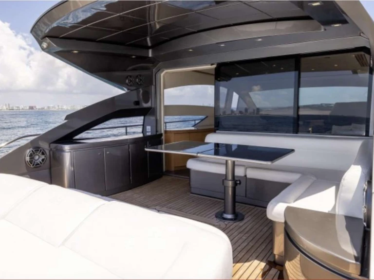 Huur een Pershing Wind in Miami