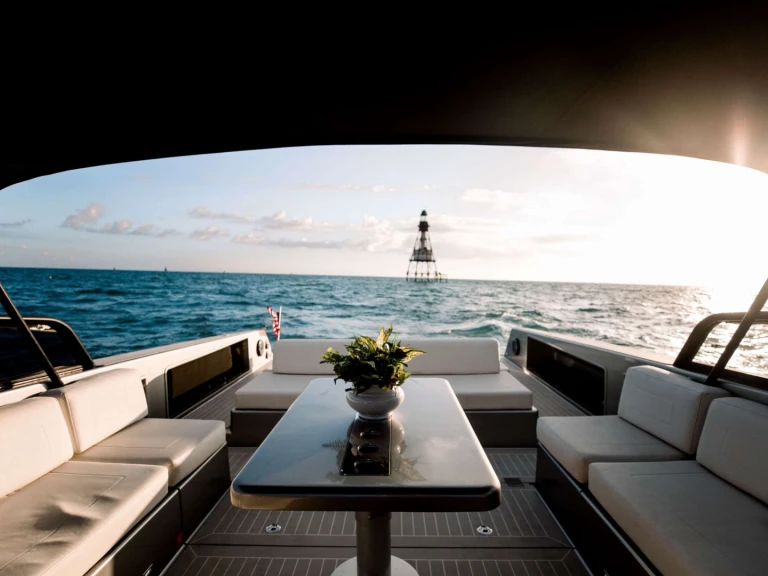 Bootverhuur Miami goedkoop 55 Van Dutch 