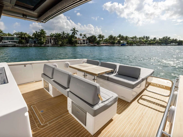 Huur een Pardo Yachts 43 Pardo in Town of East Hampton