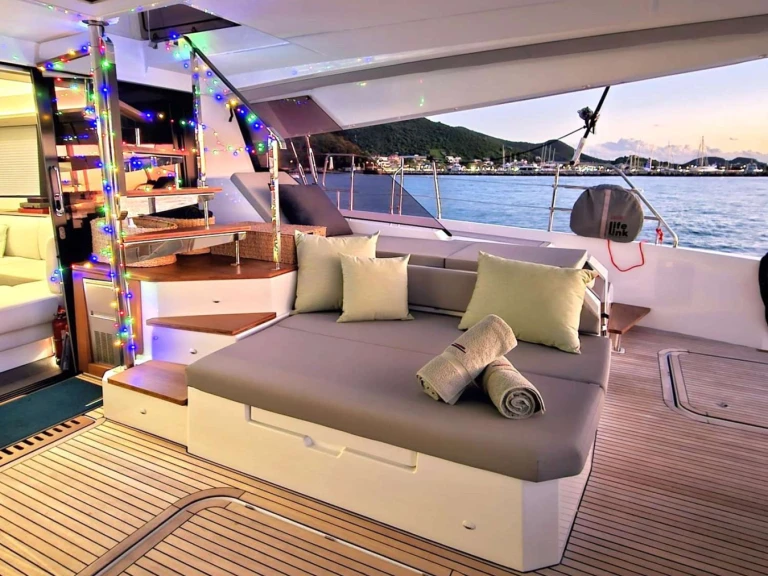 Bootverhuur Fountaine Pajot LOOMA in Corse via SamBoat