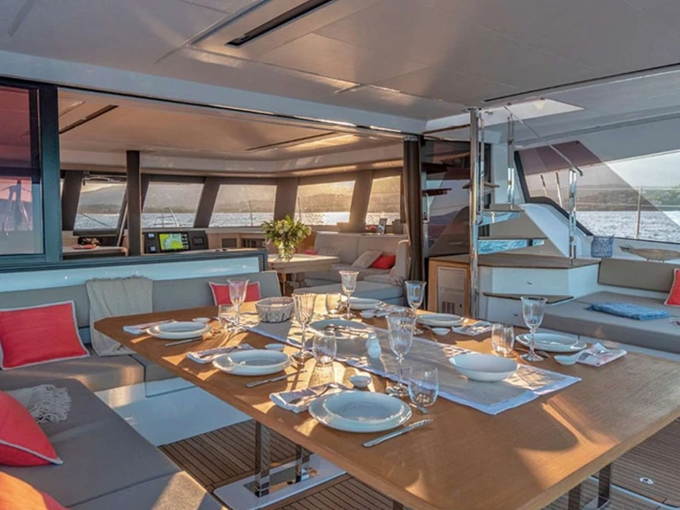 Fountaine Pajot LISA OF THE SEAS te huur van particulier of professional in Napels