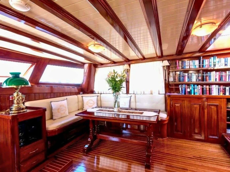 Turkish shipyard ERATO te huur van particulier of professional in Athene