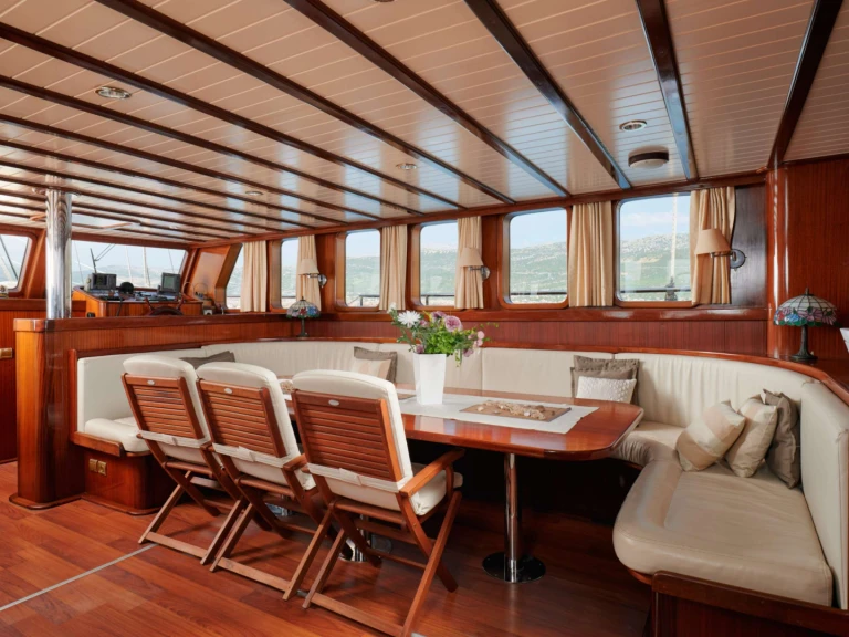 Huur een Custom QUEEN OF ADRIATIC in Kaštel Gomilica