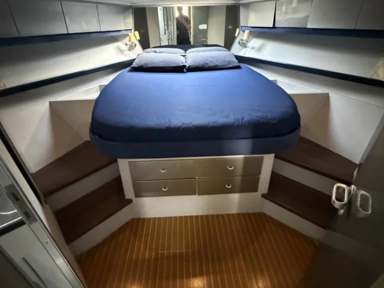 Huur Motorboot met of zonder schipper Ferretti in Golfo Aranci Port