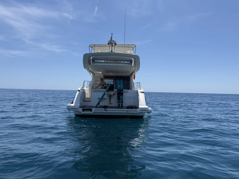 Huur een Azimut Azimut 43 Fly in Varazze