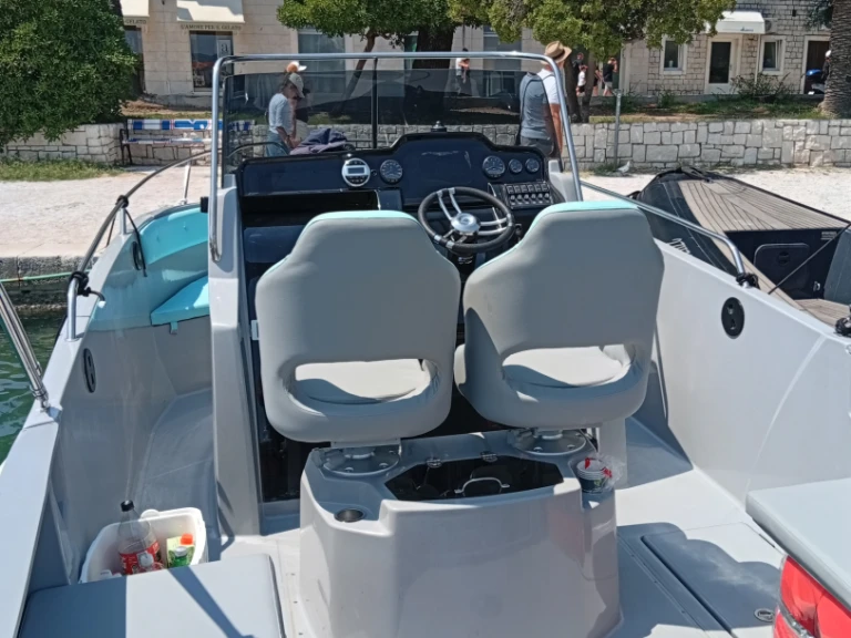 Huur Motorboot met of zonder schipper Jeanneau in Split