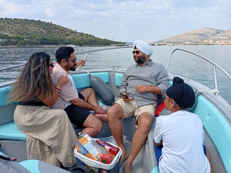 Huur Motorboot met of zonder schipper Jeanneau in Split