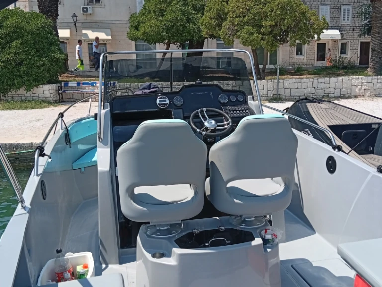 Verhuur Motorboot in Split - Jeanneau Cap Camarat 7.5 CC Style