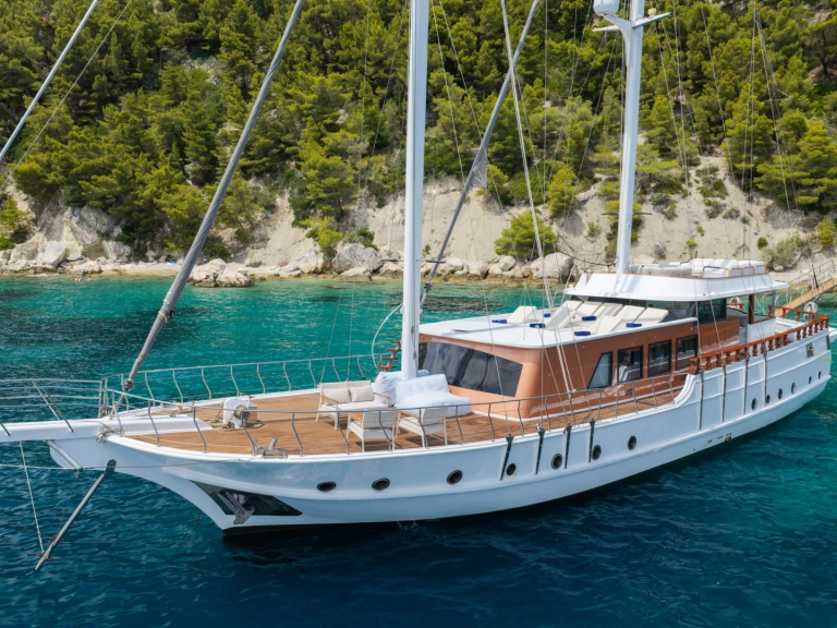 Huur een Custom Made Phoenix Bronze in Kaštel Stari