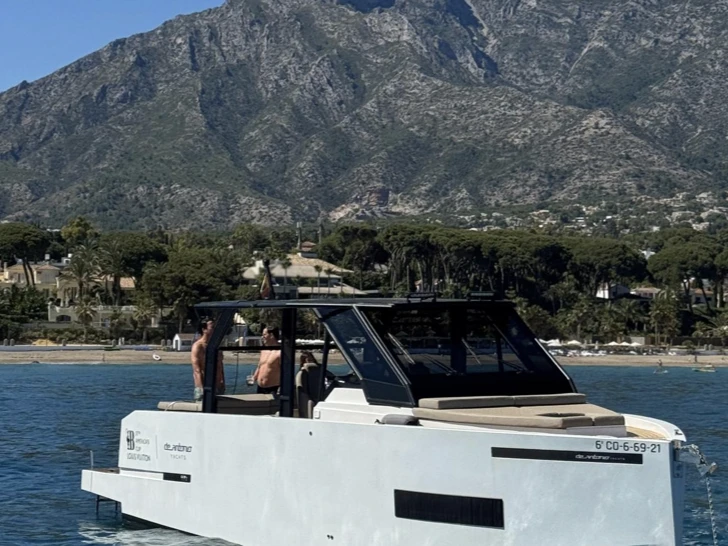 Huur een De Antonio D34 Xplorer in Marbella