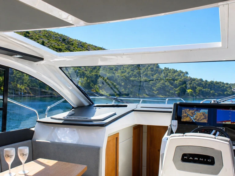 Huur Motorboot met of zonder schipper Karnic in Šibenik