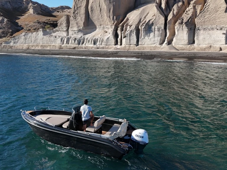 Motorboot te huur in Firá voor de beste prijs