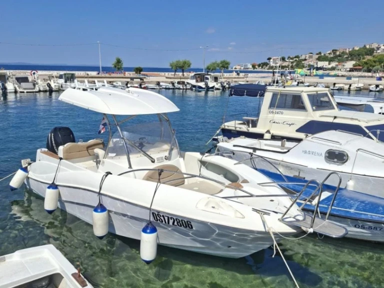 Huur een Quicksilver Quicksilver 720 Commander in Poljica