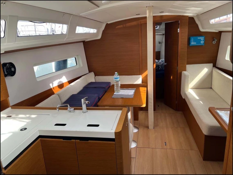 Verhuur Zeilboot in Gouviá - Jeanneau Sun Odyssey 380