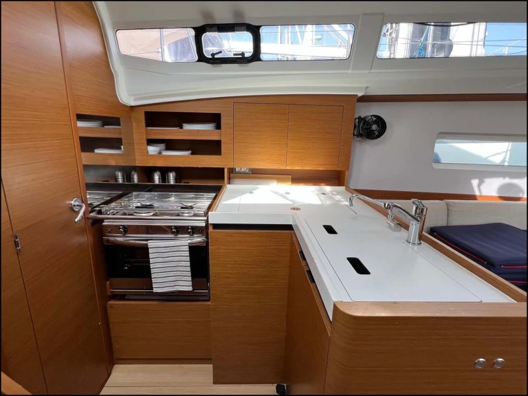 Jeanneau Sun Odyssey 380 te huur van particulier of professional in Gouviá