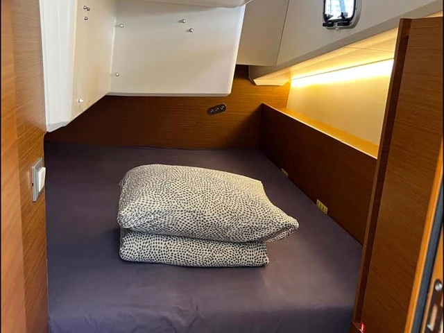 Huur een Jeanneau Sun Odyssey 380 in Gouviá