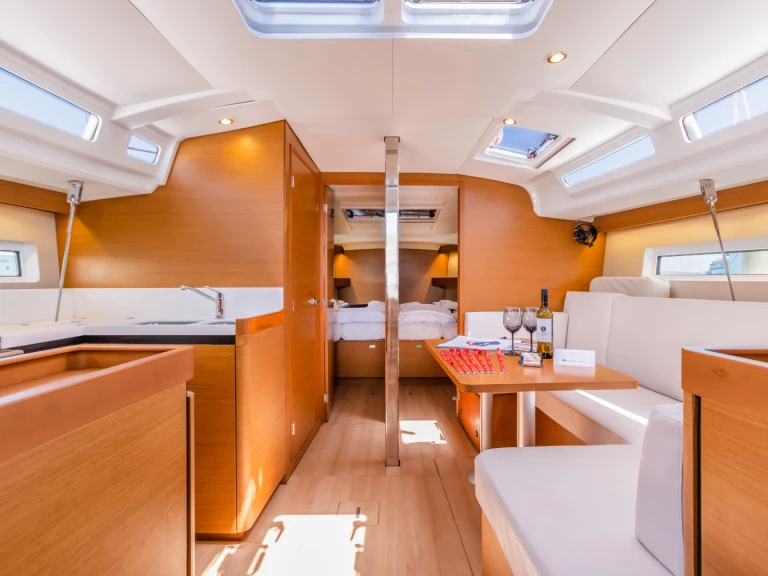 Bootverhuur Jeanneau Sun Odyssey 440 in Lávrio via SamBoat