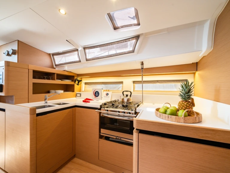 Huur een Jeanneau Sun Odyssey 490 in Lávrio