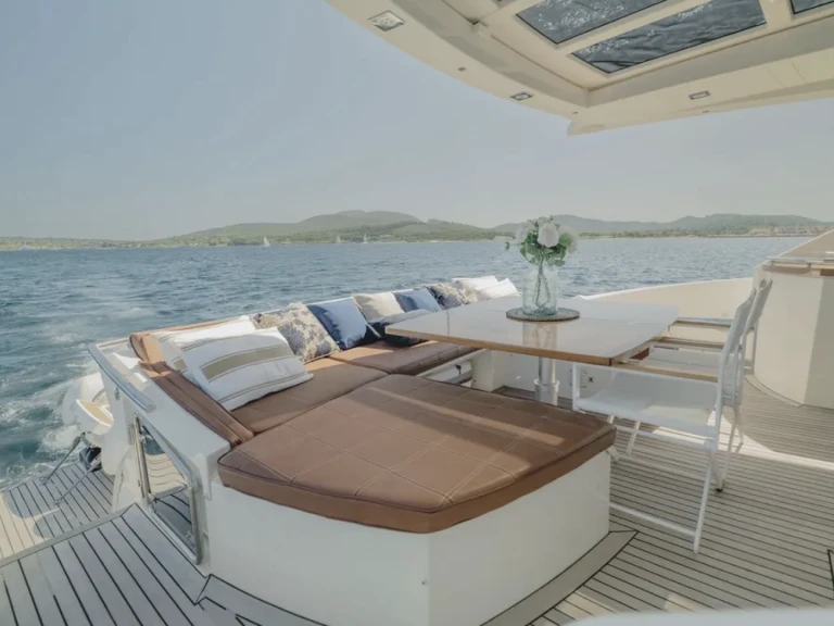 Jachthuur in Port des Marines de Cogolin - Princess Princess V70 via SamBoat