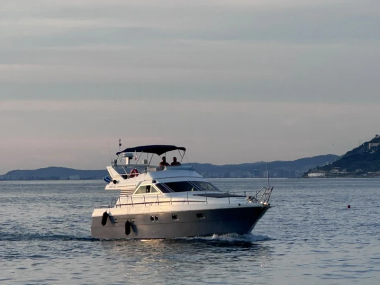 Verhuur Motorboot Ferretti met vaarbewijs