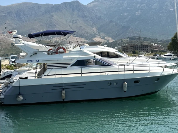 Motorboot te huur in Rrethi i Vlorës voor de beste prijs